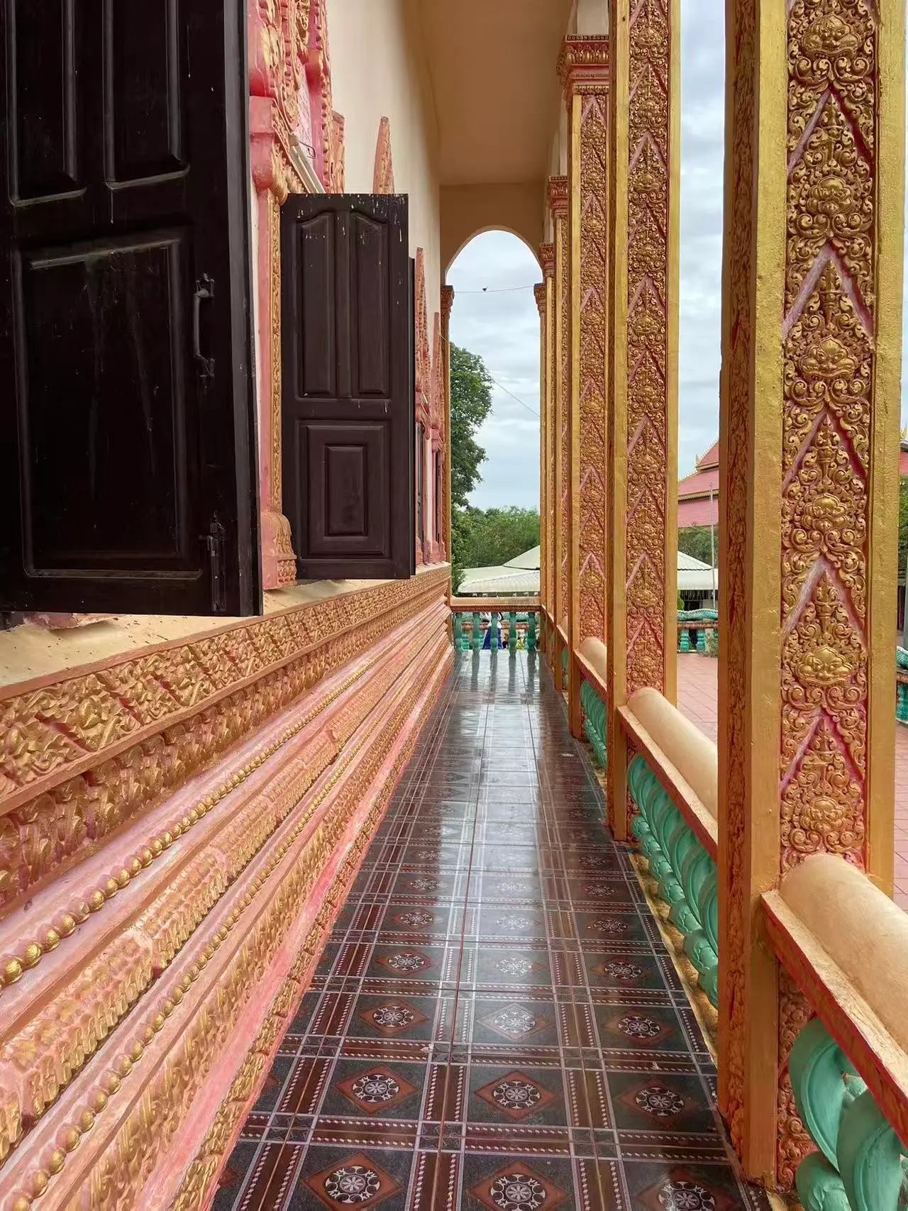 cambodian-temple-corridor