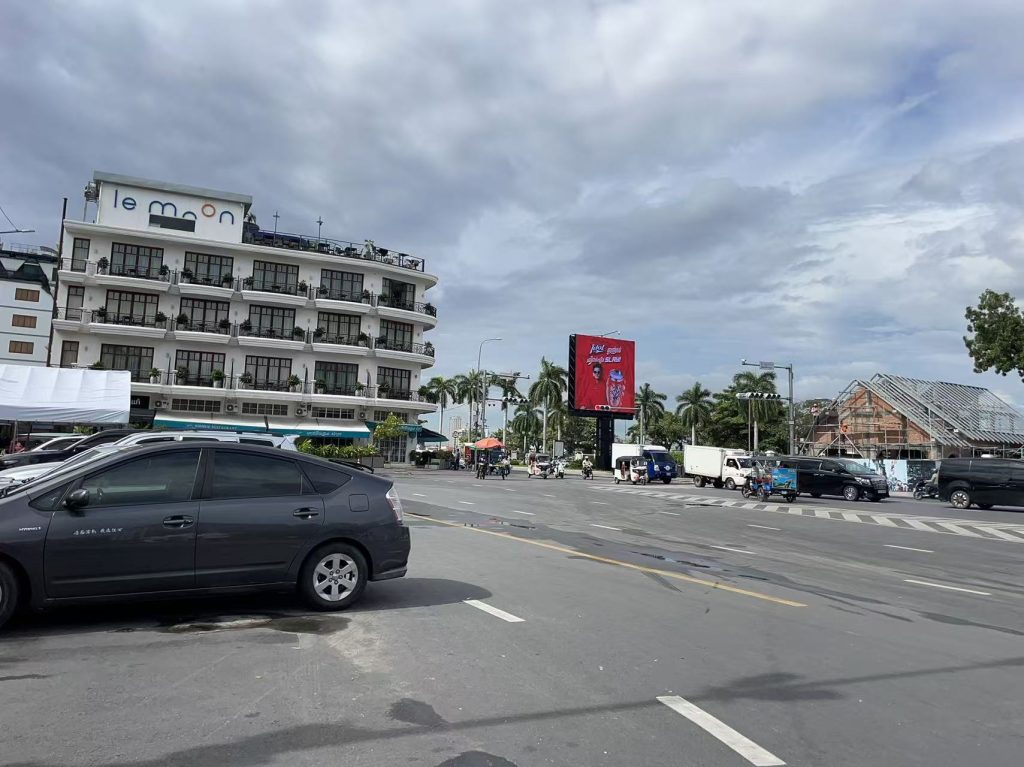 Street view near Phnom Penh riverside close to Wat Ounalom and Le Moon restaurant.
